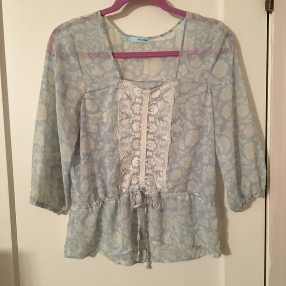 Delicate Peplum & Lace Top - Picture 2 of 3